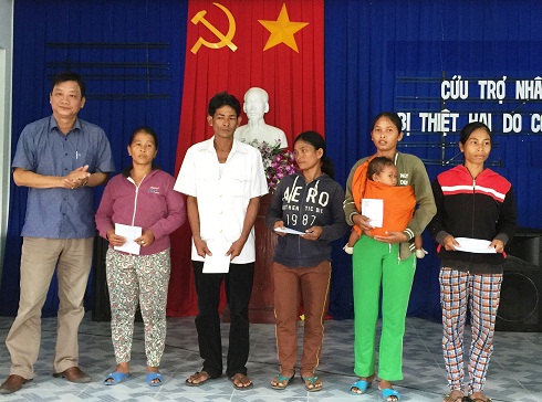 Trao 20 suất hỗ trợ cho người dân xã Suối Cát