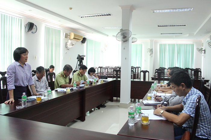 Đại diện Sở Công Thương báo cáo với đoàn công tác về tình hình thực hiện công tác bình ổn thị trường sau bão