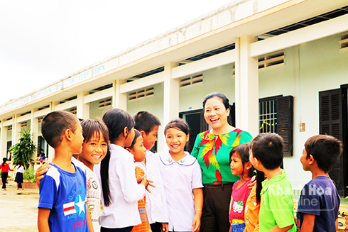 Cô giáo Nguyễn Thị Hải - Trường Tiểu học Khánh Hiệp và các học trò
