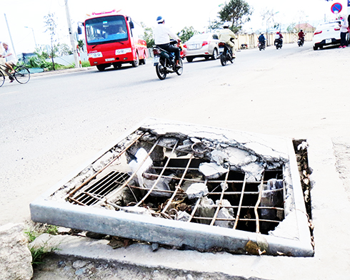 Cần thay nắp hố ga