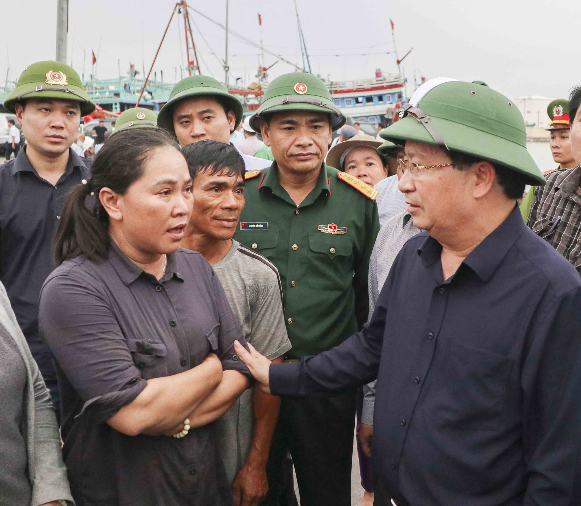 Phó Thủ tướng Trịnh Đình Dũng thăm hỏi động viên người dân Cam Ranh tích cực phòng chống bão