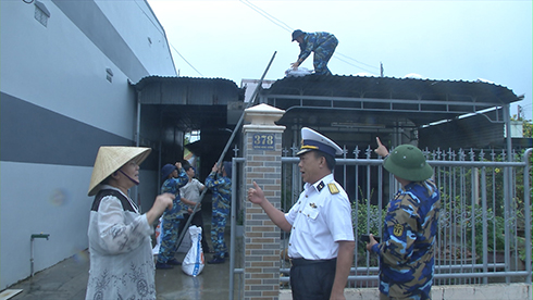 Vùng 4 Hải quân giúp dân chống bão số 14