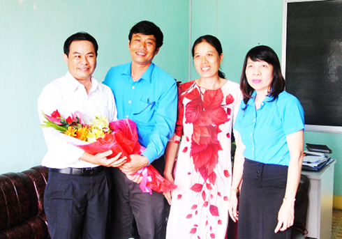 Đại diện Liên đoàn Lao động tỉnh tặng hoa cho cán bộ,  giáo viên Trường THPT Nguyễn Trãi