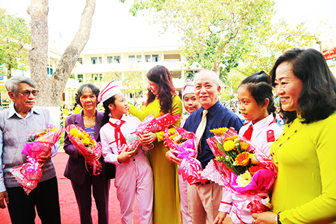 Học sinh Trường Tiểu học Phước Tiến (TP. Nha Trang) tặng hoa cho các thế hệ thầy cô giáo của nhà trường
