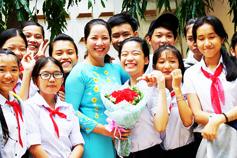  Cô và trò Trường THCS Trần Phú, TP. Cam Ranh