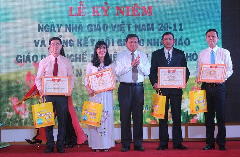 Lãnh đạo Sở Lao động - Thương binh và Xã hội trao giải nhất cho những giáo viên xuất sắc.