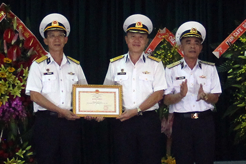 Chuẩn Đô đốc Lương Việt Hùng (bên phải) trao Bằng khen của Bộ Tổng Tham mưu cho Học viện Hải quân.