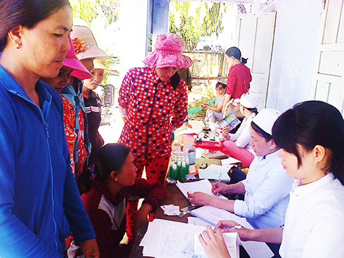 Người dân tham gia chiến dịch tại huyện Vạn Ninh