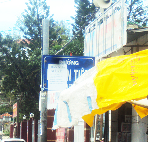 Bảng tên đường bị dán rao vặt
