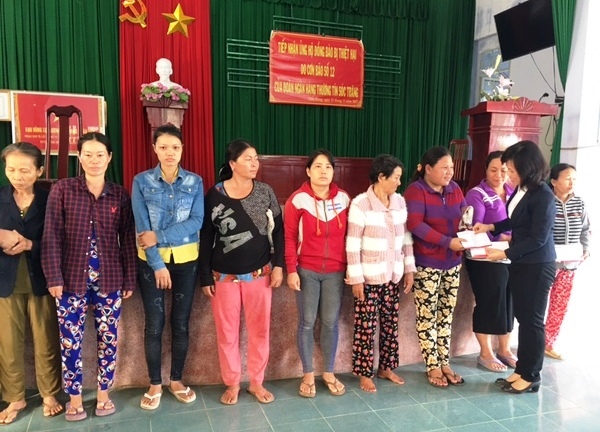 Trao 100 suất hỗ trợ cho người dân thị xã Ninh Hòa