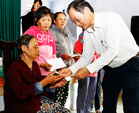 Đồng chí Nguyễn Đắc Tài trao hỗ trợ cho người dân xã Ninh Trung