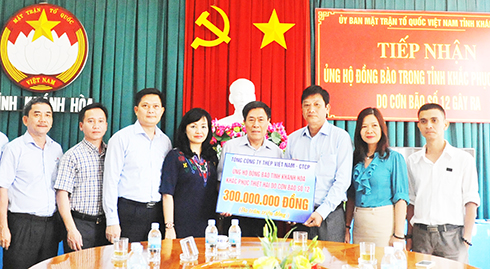 Ông Huỳnh Mộng Giang (thứ 3 từ phải qua) tiếp nhận số tiền hỗ trợ của Tổng Công ty Thép Việt Nam - CTCP