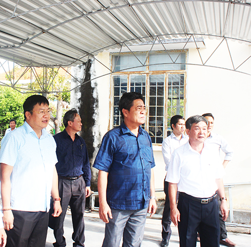 Đồng chí Lê Thanh Quang kiểm tra thiệt hại và công tác khắc phục tại Trường THCS Văn Lang