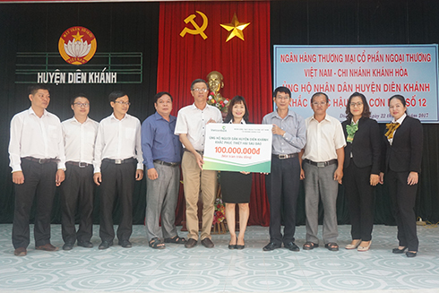 Ủng hộ 100 triệu đồng cho người dân huyện Diên Khánh bị thiệt hại do bão