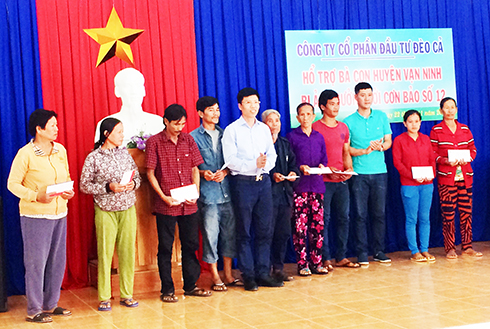 Các đơn vị hỗ trợ người dân khắc phục hậu quả cơn bão số 12