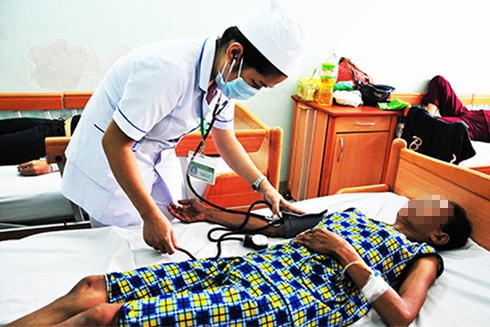 Bệnh nhân bị mắc sán lá gan đang điều trị tại Bệnh viện Bệnh nhiệt đới tỉnh