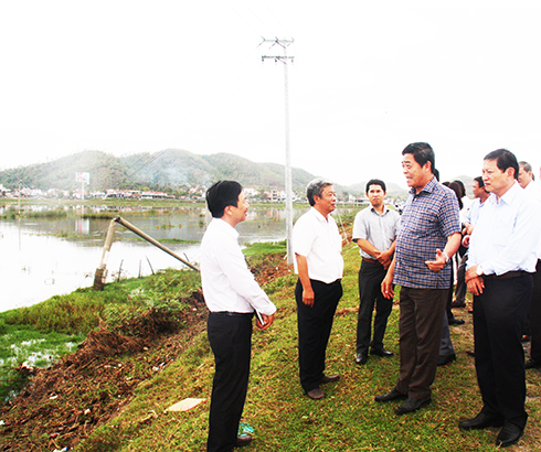 Ông Lê Thanh Quang kiểm tra công tác khắc phục lưới điện đoạn qua Quốc lộ 26B