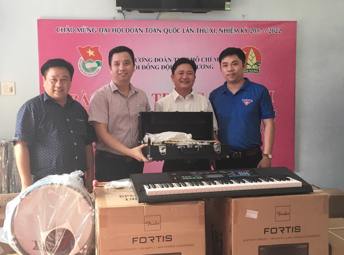 Trao tặng trang thiết bị cho Nhà Thiếu nhi thành phố Cam Ranh