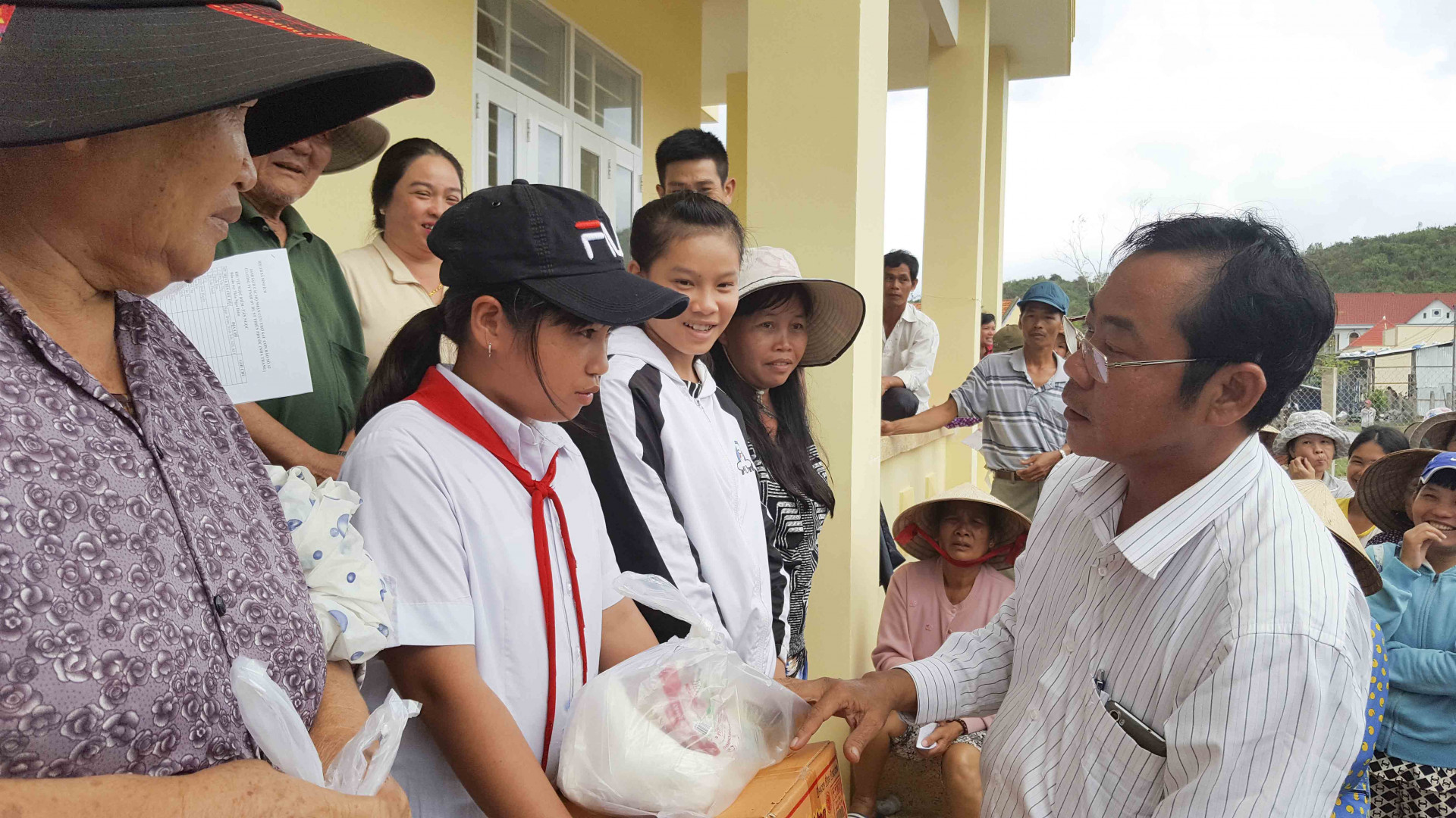 Cựu chiến binh Nguyễn Văn Dũng trao hỗ trợ cho các gia đình