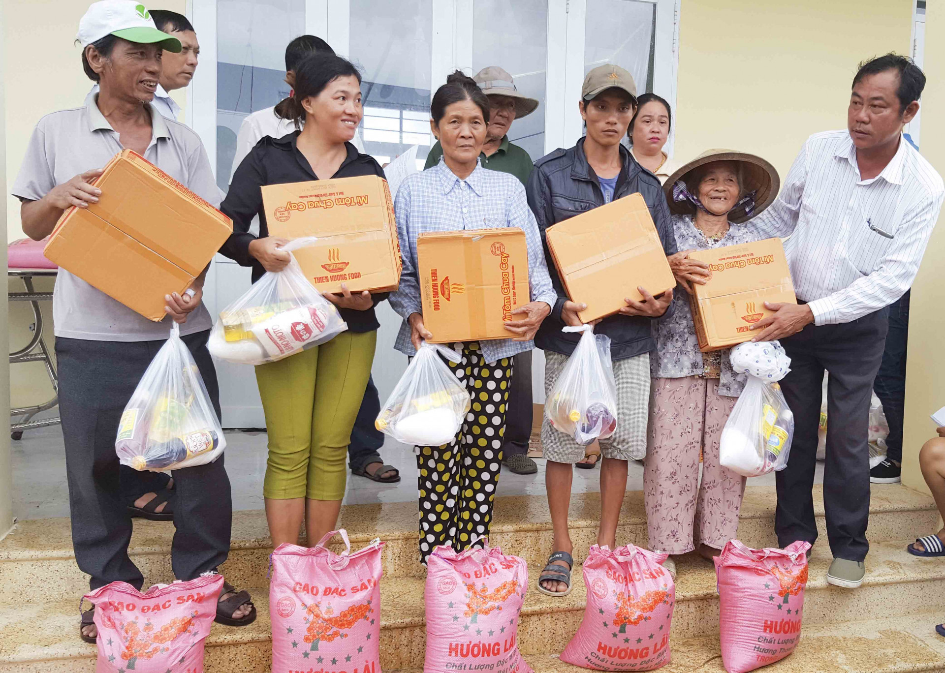 Cựu chiến binh Nguyễn Văn Dũng trao hỗ trợ cho các gia đình