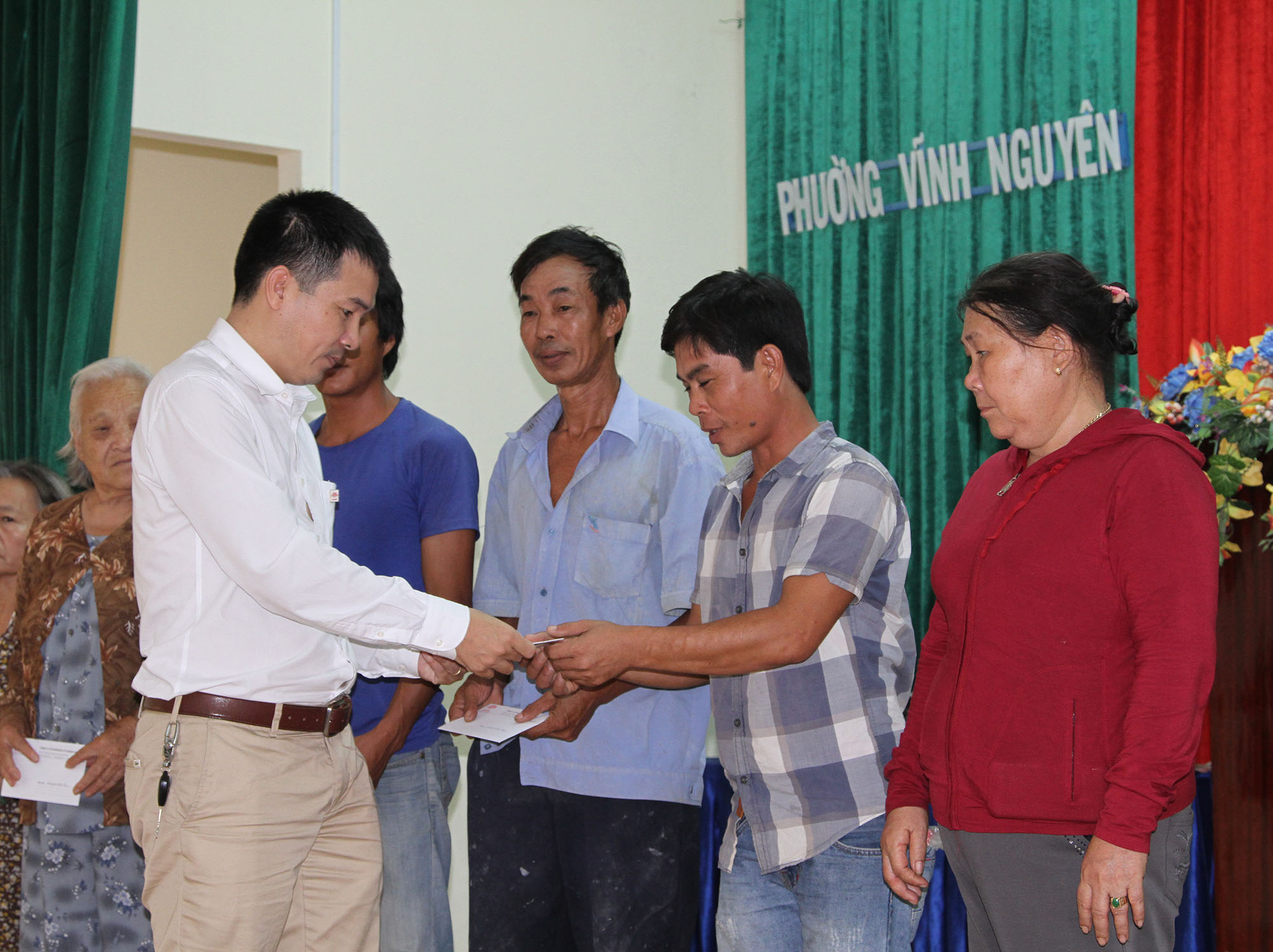 Trao tiền hỗ trợ 66 hộ dân ở hai phường Vĩnh Nguyên và Vĩnh Trường