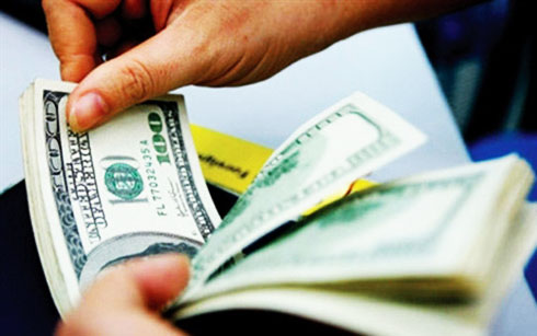 Tỷ giá trung tâm ngày 23/11 lao dốc, giá USD tại Ngân hàng thương mại bật tăng