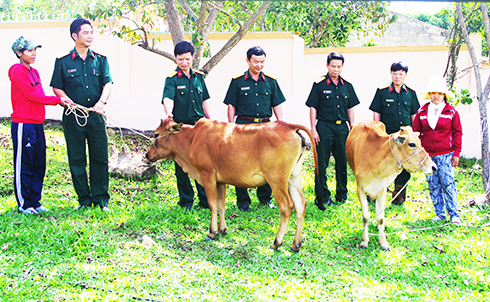 Ban Chỉ huy Quân sự huyện Khánh Sơn cùng các đơn vị giúp đỡ xã Ba Cụm Nam tặng bò giống  cho các gia đình chính sách nghèo