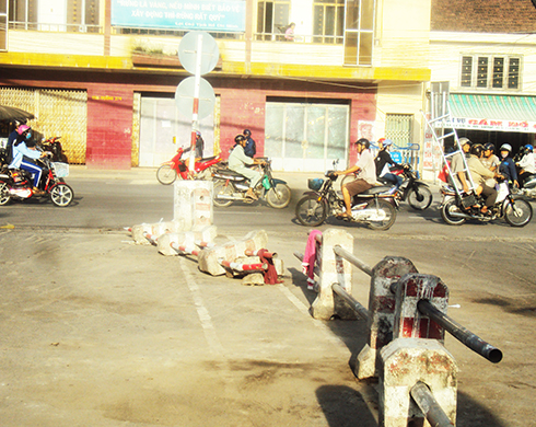 Dải phân cách bị gãy ngã