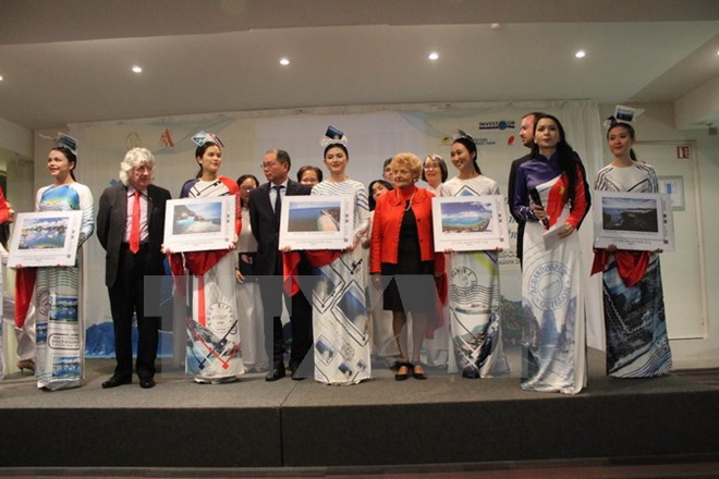 Giới thiệu bộ tem biển đảo Việt Nam. (Ảnh: Linh Hượng/TTXVN)