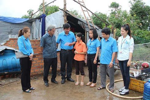 Đoàn đến thăm gia đình công nhân bị sập nhà do bão.