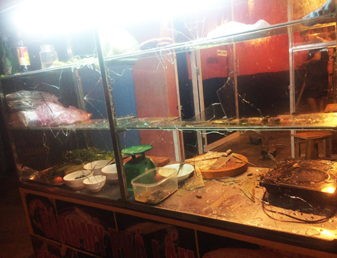 Côn đồ ngang nhiên đập phá hàng quán