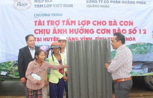 Sau khi tiếp nhận, lãnh đạo huyện Khánh Vĩnh trao tượng trưng tấm lợp cho người dân.