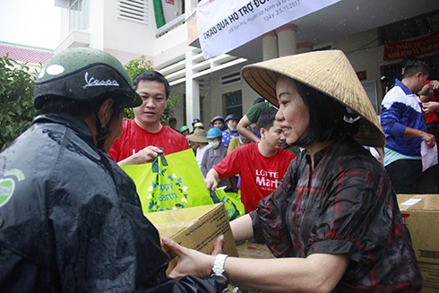 Bà Thái Thị Lệ Hằng - Phó Tổng Biên tập Báo Khánh Hòa trao quà cho người dân xã Vạn Phú