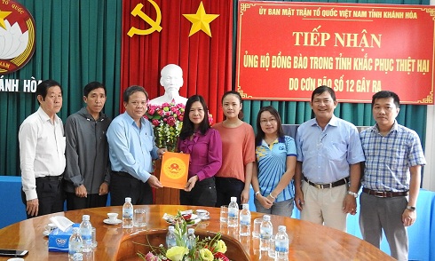 Lãnh đạo UBMTTQ Việt Nam tỉnh Khánh Hòa đã trao thư cảm ơn đến lãnh đạo đoàn quân Bình Tân.