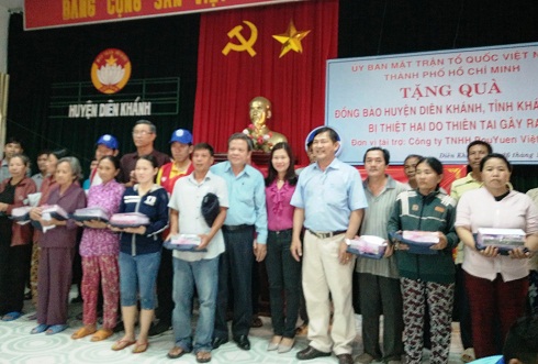 Đoàn công tác quân Bình Tân trao hỗ trợ cho nhân dân bị thiệt hại do bão ở huyện Diên Khánh.