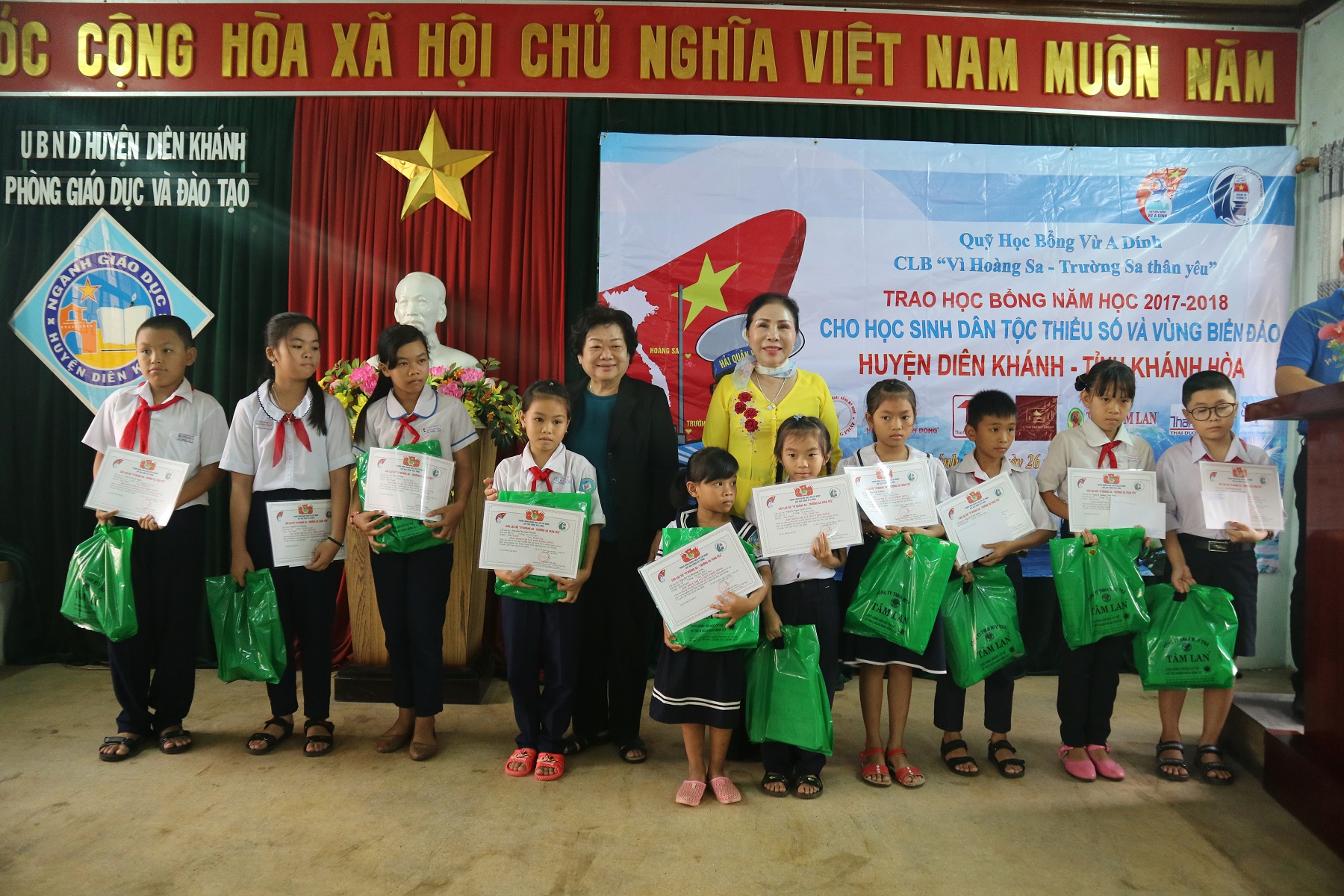 Trao học bổng cho học sinh huyện Diên Khánh.