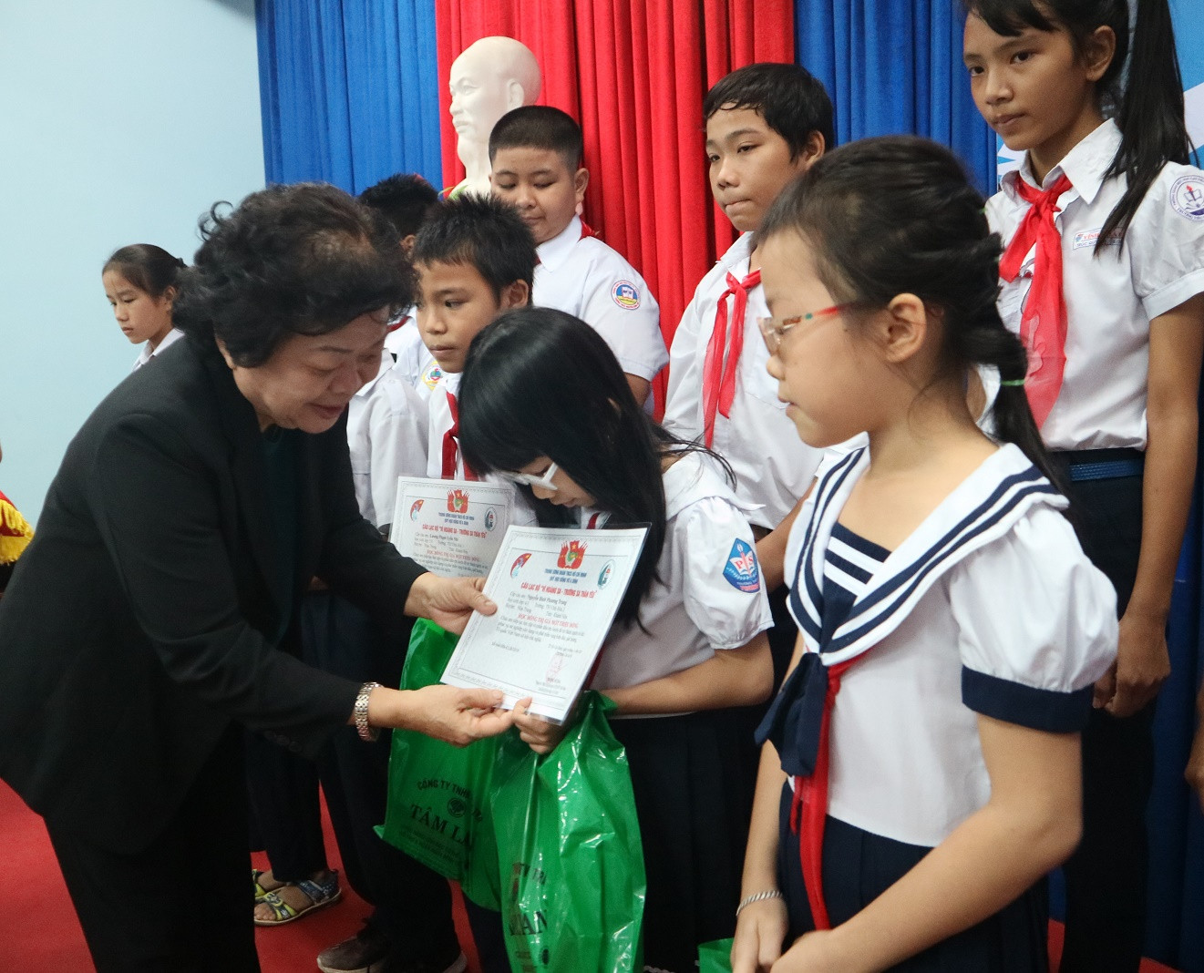 Các học sinh TP. Nha Trang nhận học bổng. 