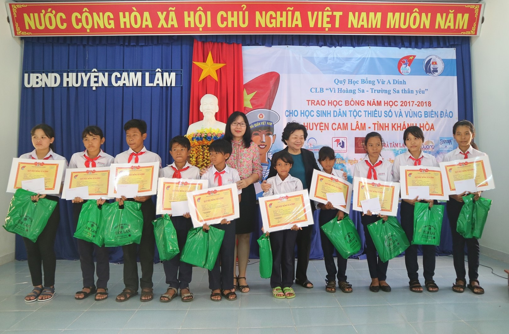 Bà Trương Mỹ Hoa trao học bổng cho các học sinh huyện Cam Lâm. 