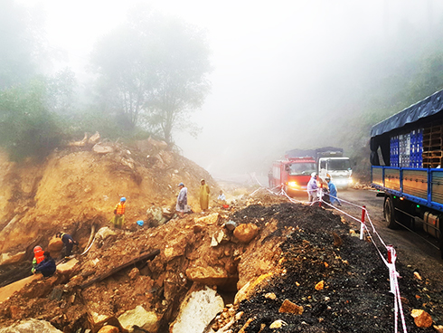 Lực lượng chức năng nỗ lực tìm kiếm nạn nhân bị mất tích