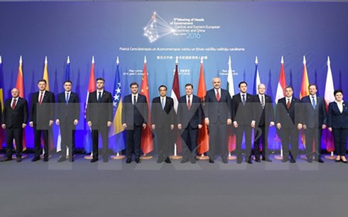 Thủ tướng Trung Quốc Lý Khắc Cường (thứ 8, trái) và lãnh đạo các nước khu vực Trung-Đông Âu chụp ảnh chung tại hội nghị năm 2016 (Nguồn: THX/TTXVN)