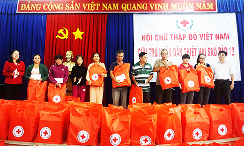 Tặng 100 suất quà cho người dân phường Vĩnh Hải