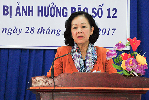 Bà Trương Thị Mai động viên, thăm hỏi người dân