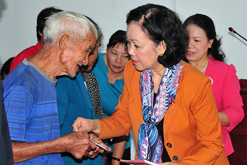 Bà Trương Thị Mai trao quà cho người dân