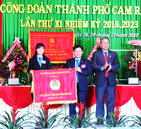 Ông Nguyễn Hòa - Chủ tịch Liên đoàn Lao động tỉnh tặng  Cờ thi đua xuất sắc cho Liên đoàn Lao động TP. Cam Ranh