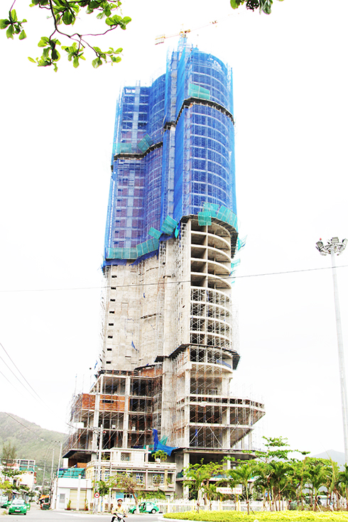 Xây khách sạn làm nứt nhà dân