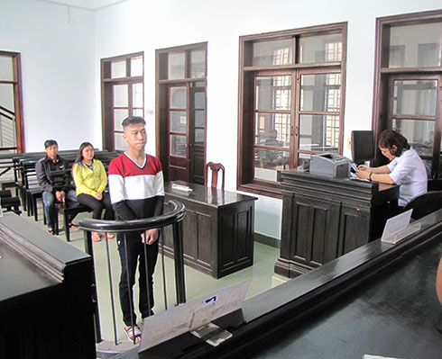 Trộm điện thoại của bạn nhậu cùng