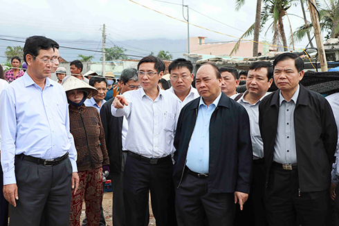 Ông Lê Đức Vinh báo cáo nhanh với Thủ tướng một số vấn đề khắc phục hậu quả sau bão tại Khánh Hòa