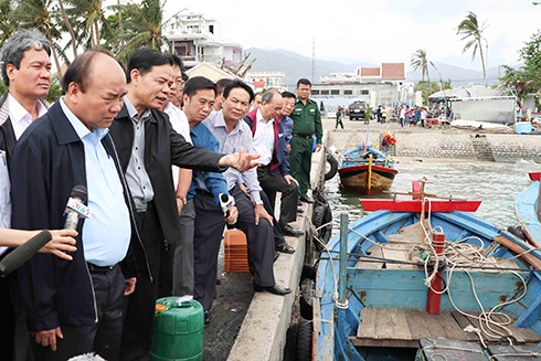 Thủ tướng kiểm tra tình hình khắc phục hậu quả do bão tại Cảng cá Vạn Giã