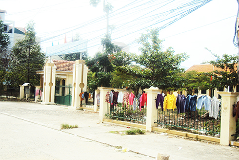 Phơi đồ ở cổng trường