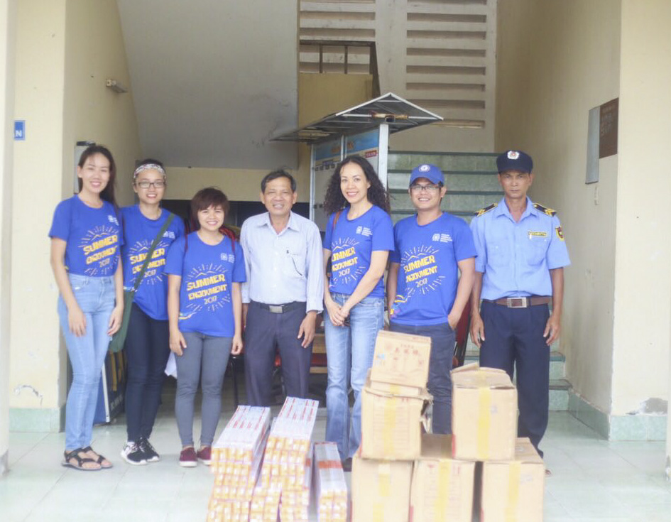 Tặng 186 bộ bàn ghế cho các trường trên địa bàn Vạn Ninh